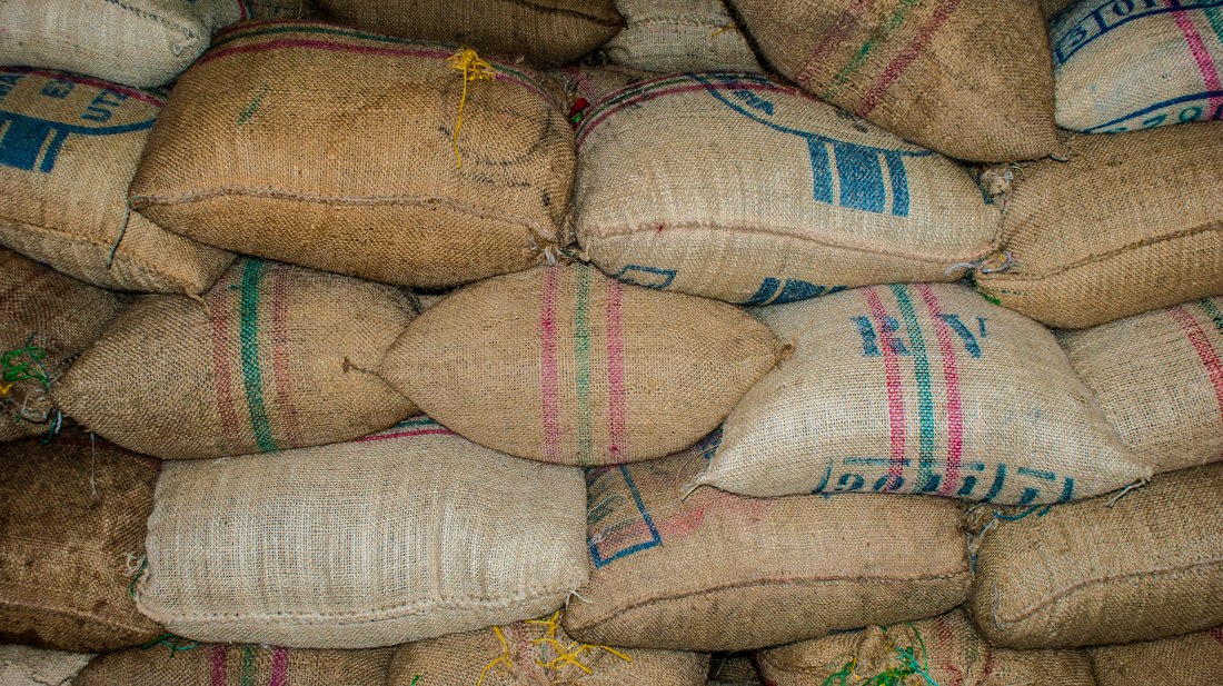 Sacos de alimento apilados en una bodega